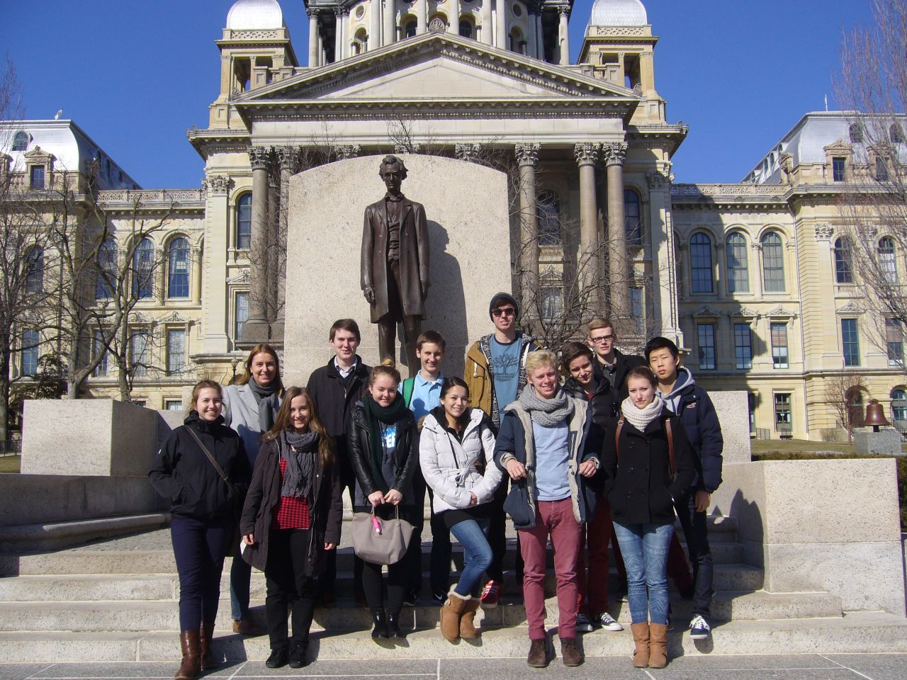 files/2_hbfis_Fotos_Dokumente/3_Angebote/Austauschprogramme/Englisch/Amerikaaaustausch 2013 vor Lincoln &amp; Illinois State Capitol.jpg