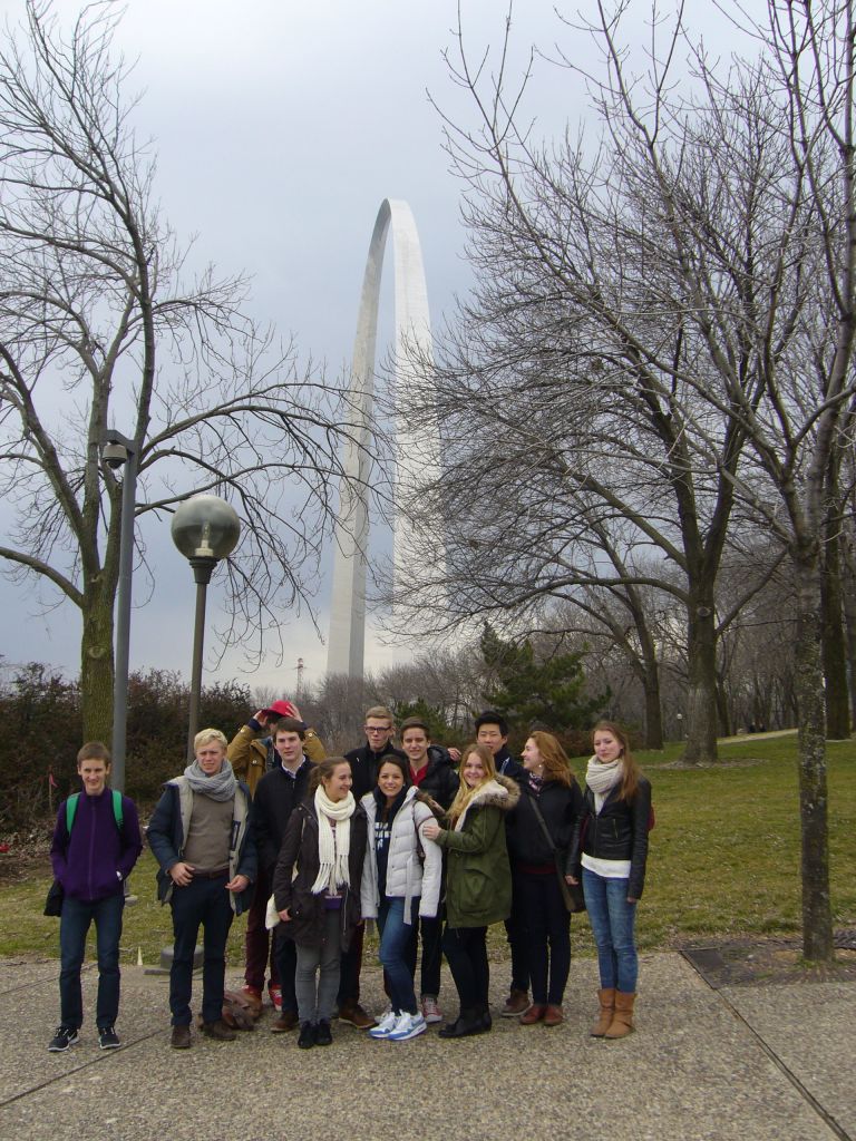 files/2_hbfis_Fotos_Dokumente/Zusatzangebote_Test/Austauschprogramme/Englisch/Amerikaaustausch 2013 vor Arch in St. Louis.jpg